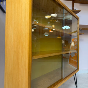 Vitrine Esche mit gelber Rückwand & neuen Hairpinlegs von Hellerau