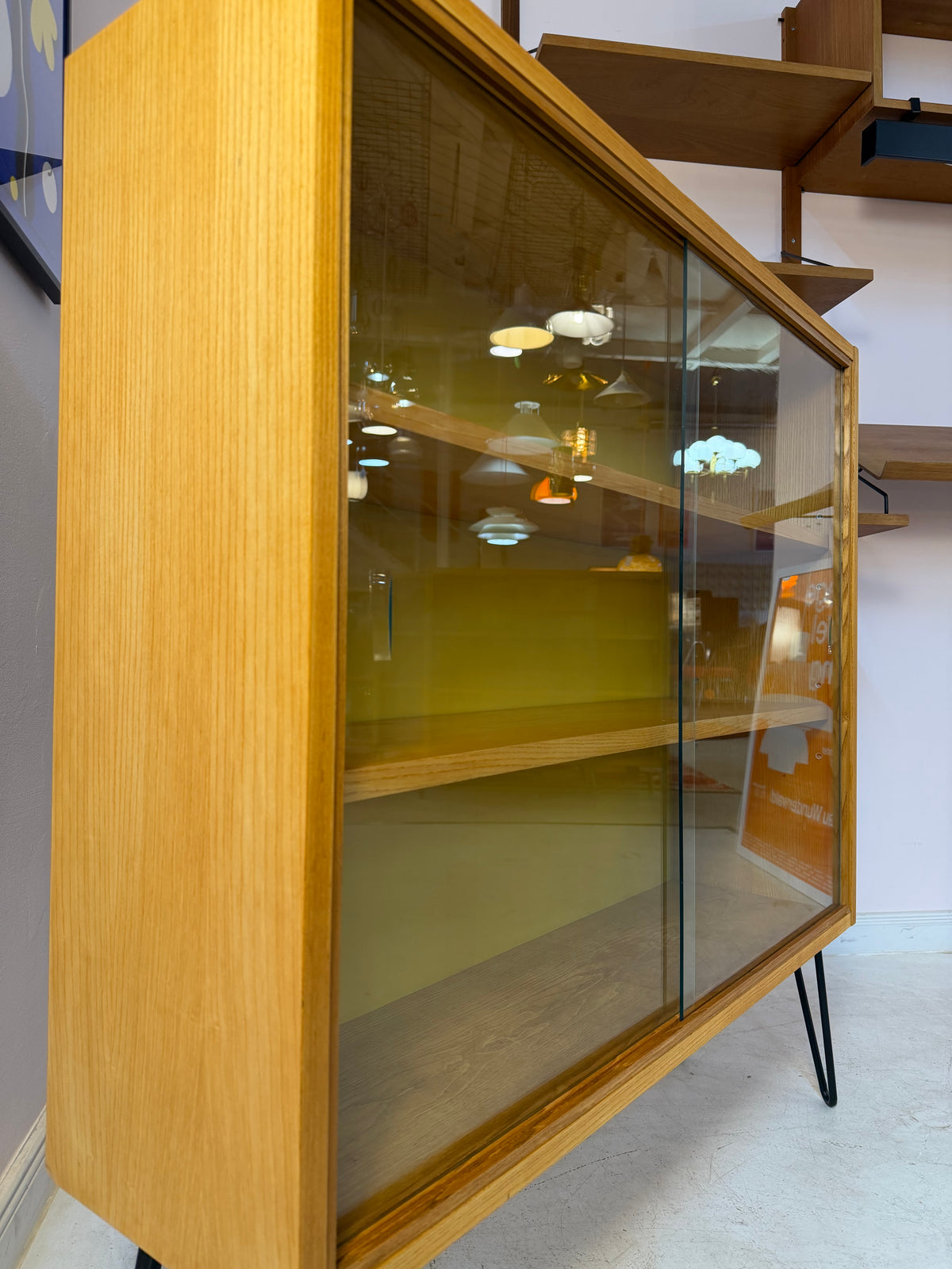 Vitrine Esche mit gelber Rückwand & neuen Hairpinlegs von Hellerau