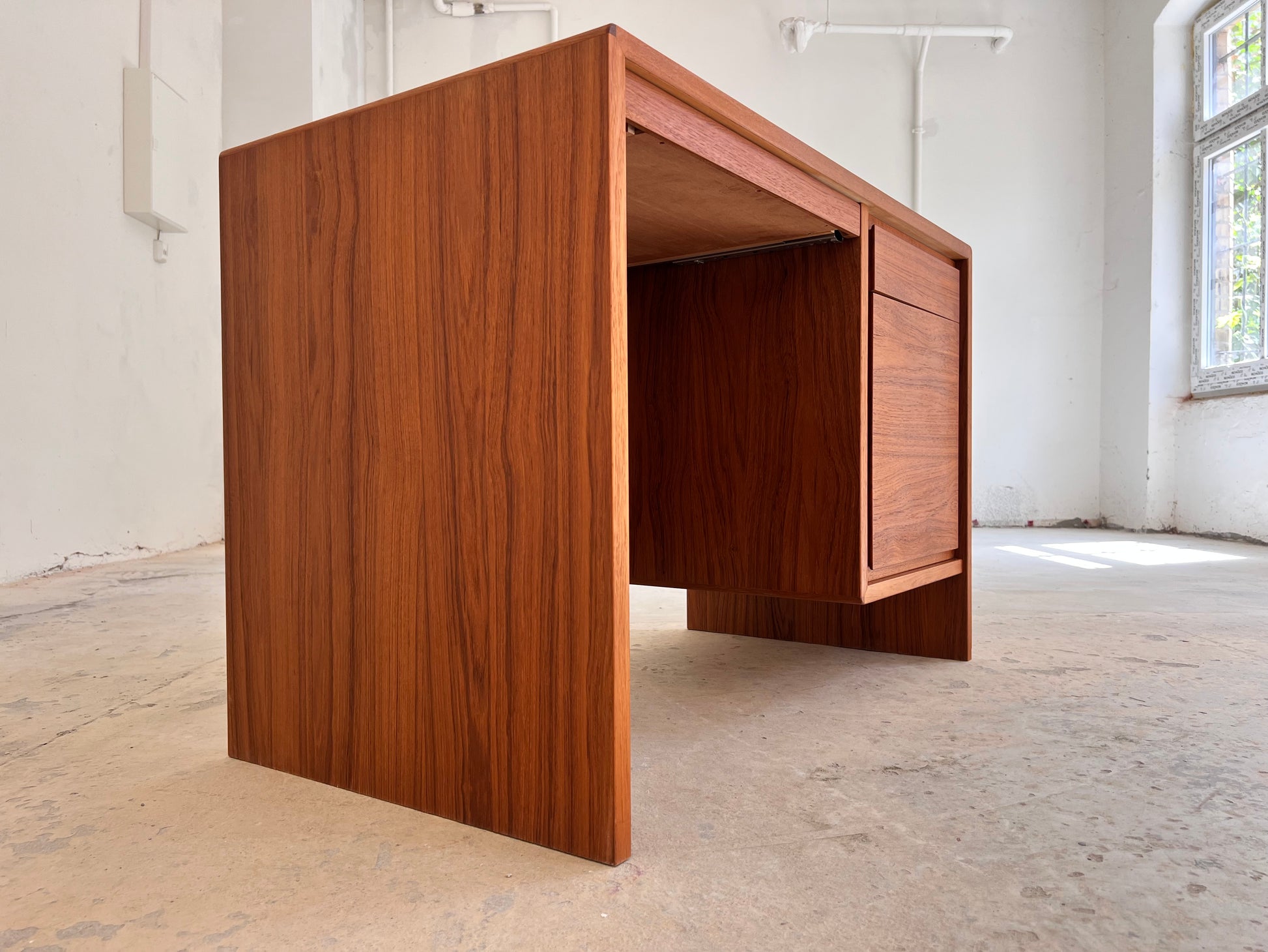 Schreibtisch Teak mit extra Laptop-Fach aus Dänemark