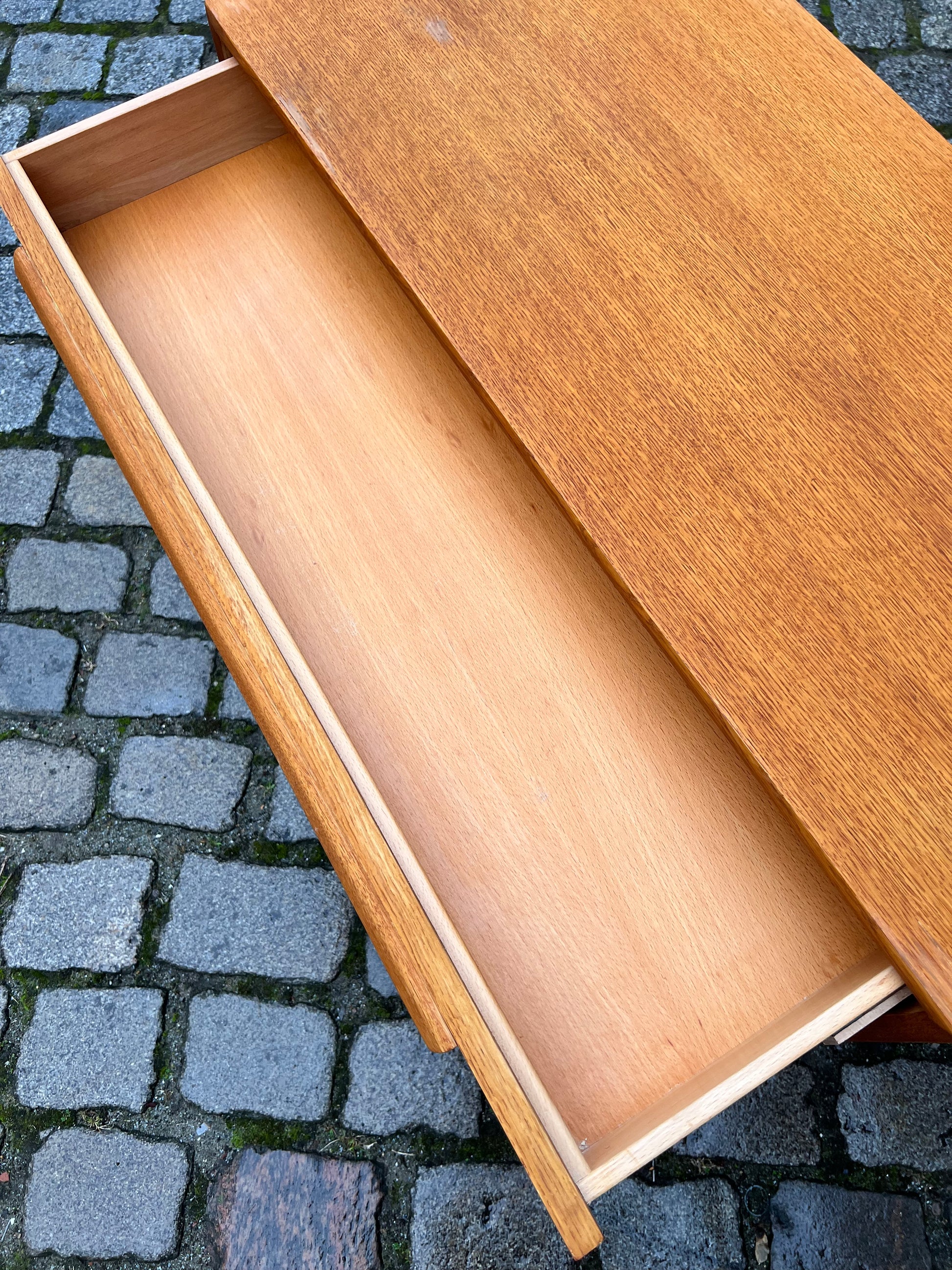 Kommode Eiche mit schwarzen Beinen
