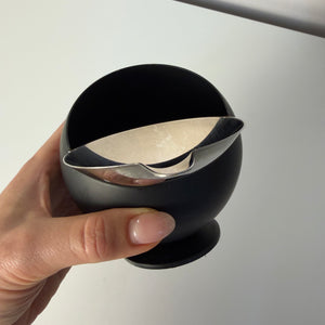 Kugelaschenbecher schwarz Chrom von Quist