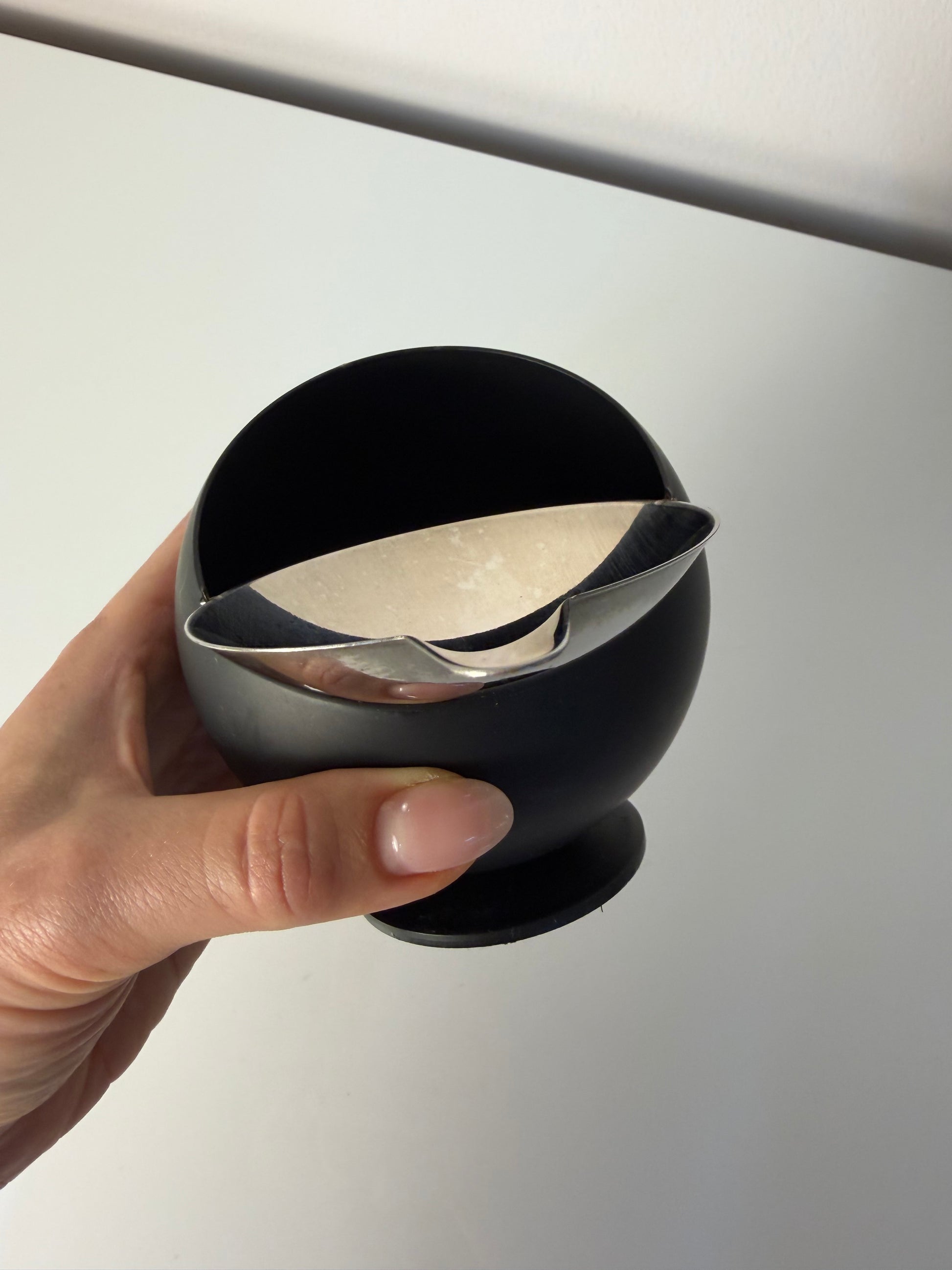 Kugelaschenbecher schwarz Chrom von Quist