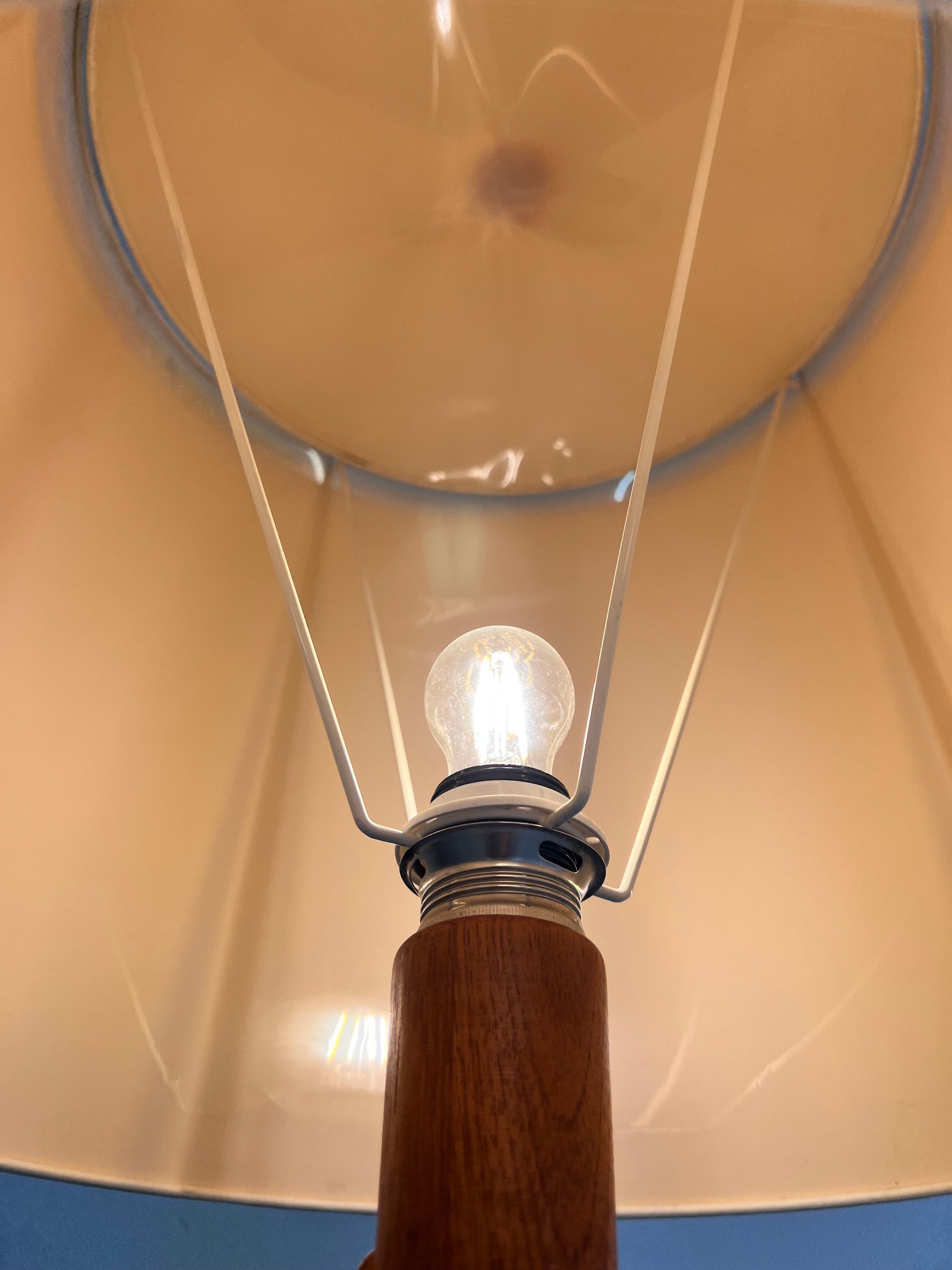 Stehlampe Teak mit Seidenschirm aus Dänemark