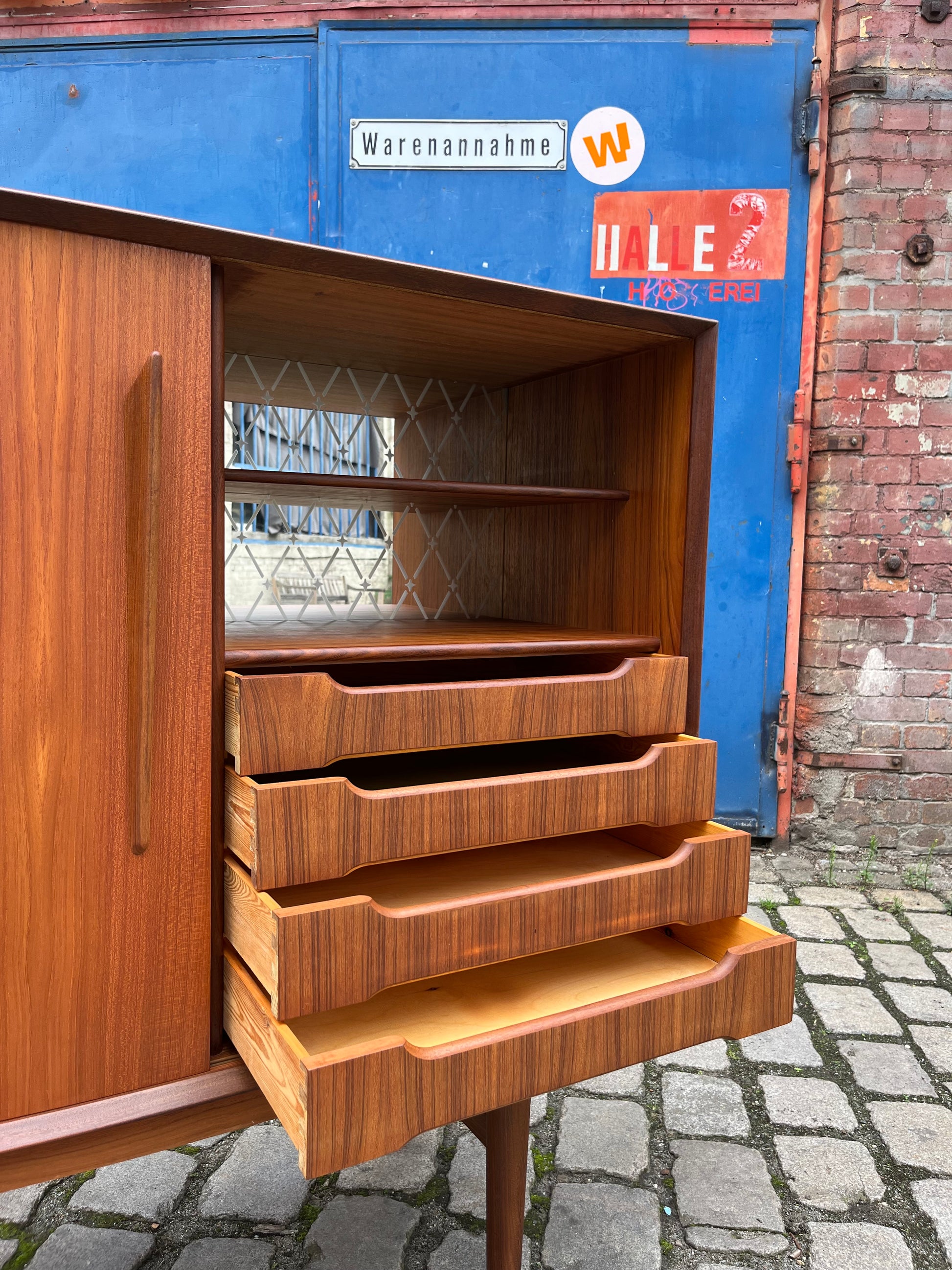 Highboard Teak mit schrägen Griffen aus Dänemark