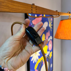 Wandlampe mit Gelenkarm Teak und braun orangenem Schirm
