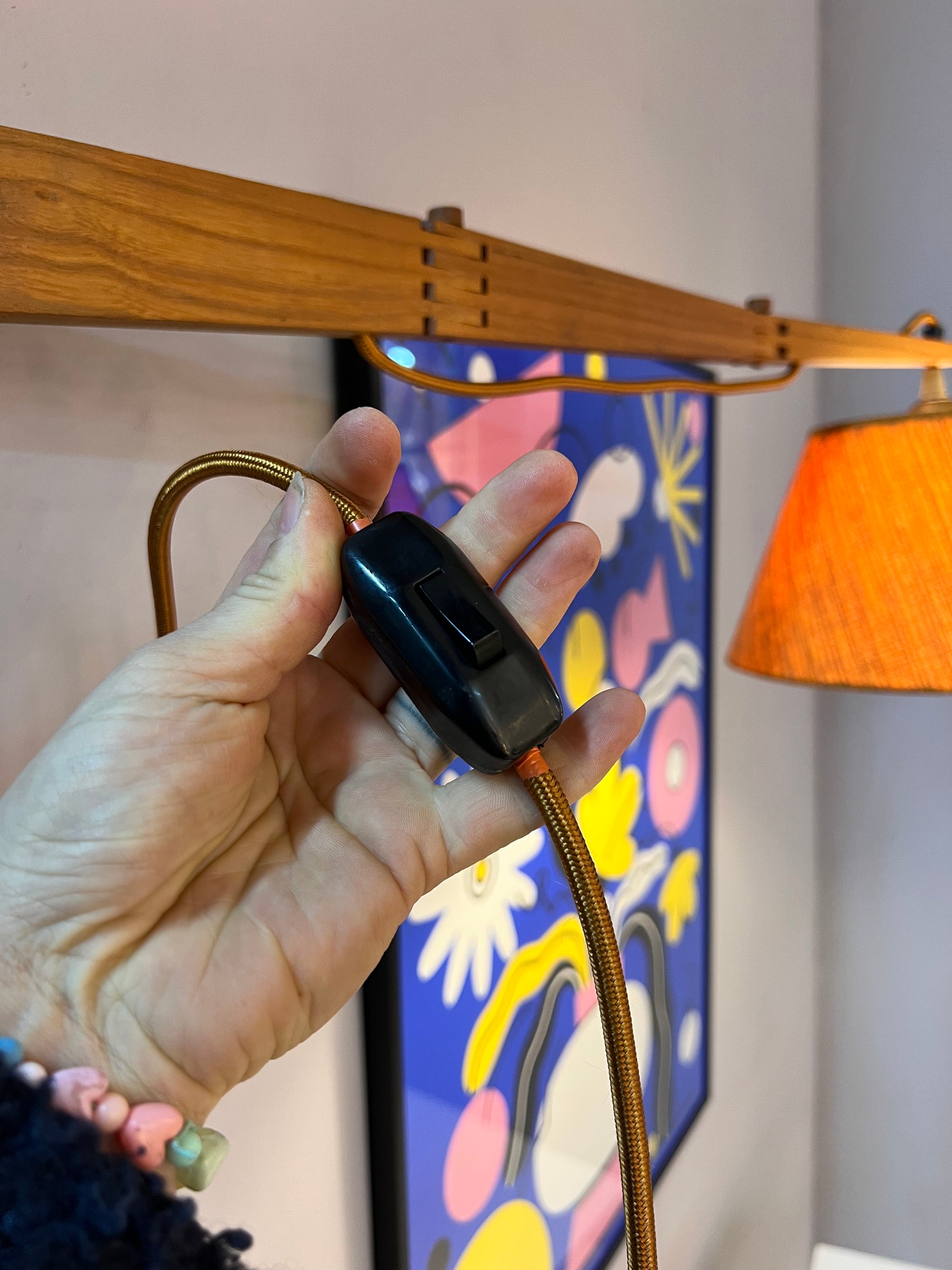 Wandlampe mit Gelenkarm Teak und braun orangenem Schirm