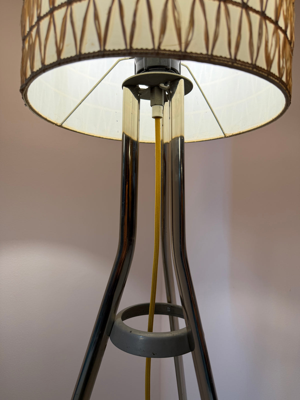 Stehlampe mit Bast-Strukturgeflecht & Chromgestell