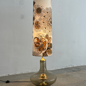 Stehlampe mit Rauchglasfuß und floralem Schirm