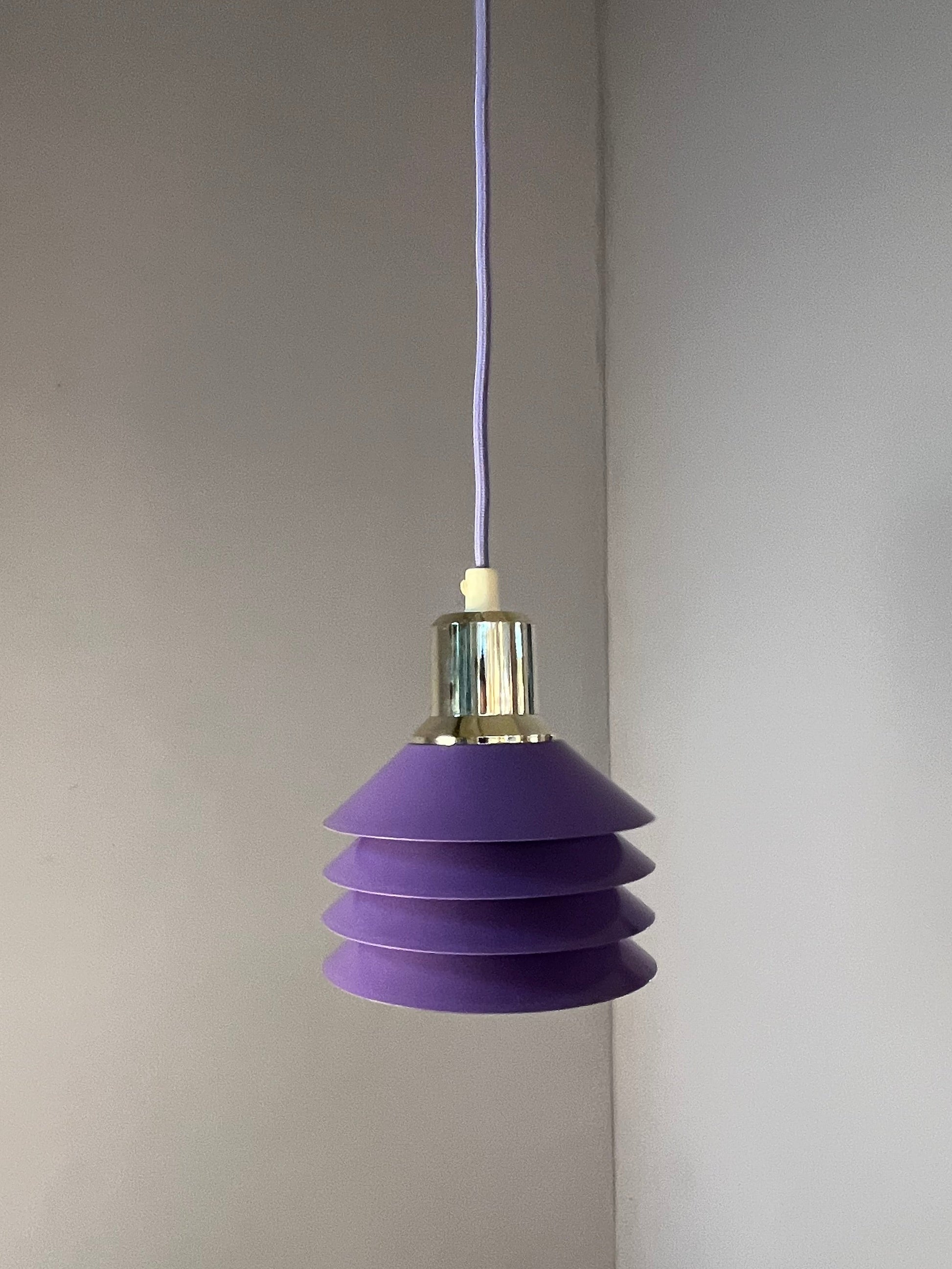 Lamellenlampe Modell Siam lila silber von Design Light
