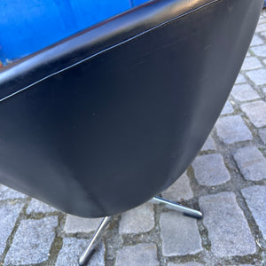 Cocktailsessel Kunstleder mit grauem Fellkissen