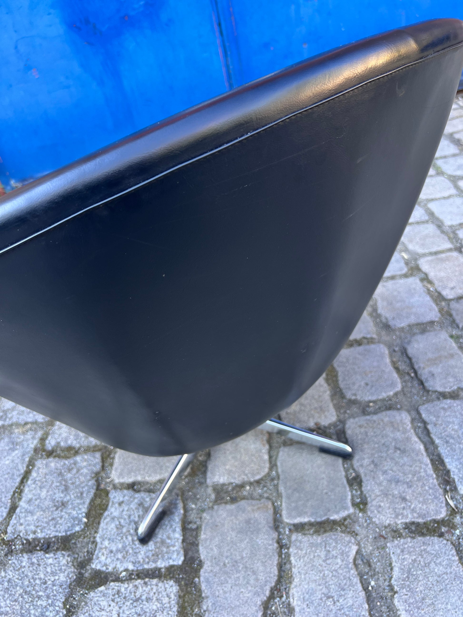 Cocktailsessel Kunstleder mit grauem Fellkissen