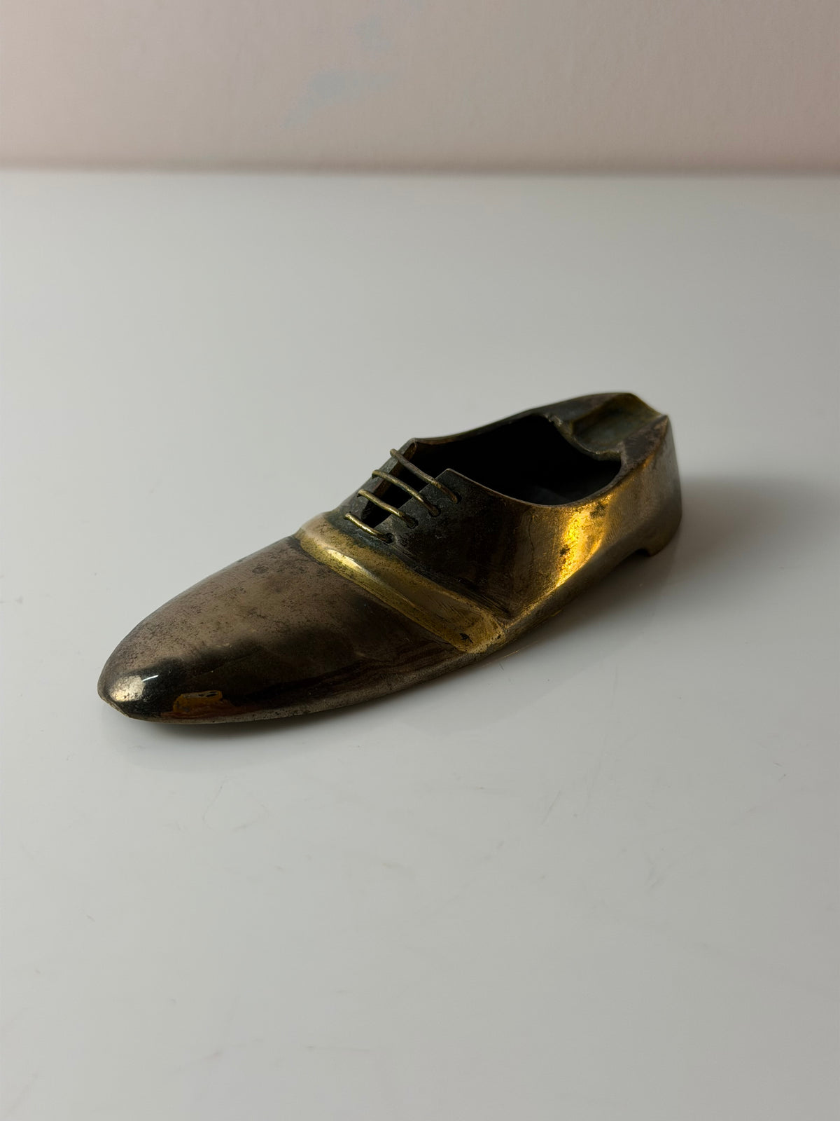 Hand-Aschenbecher Schuh Messing