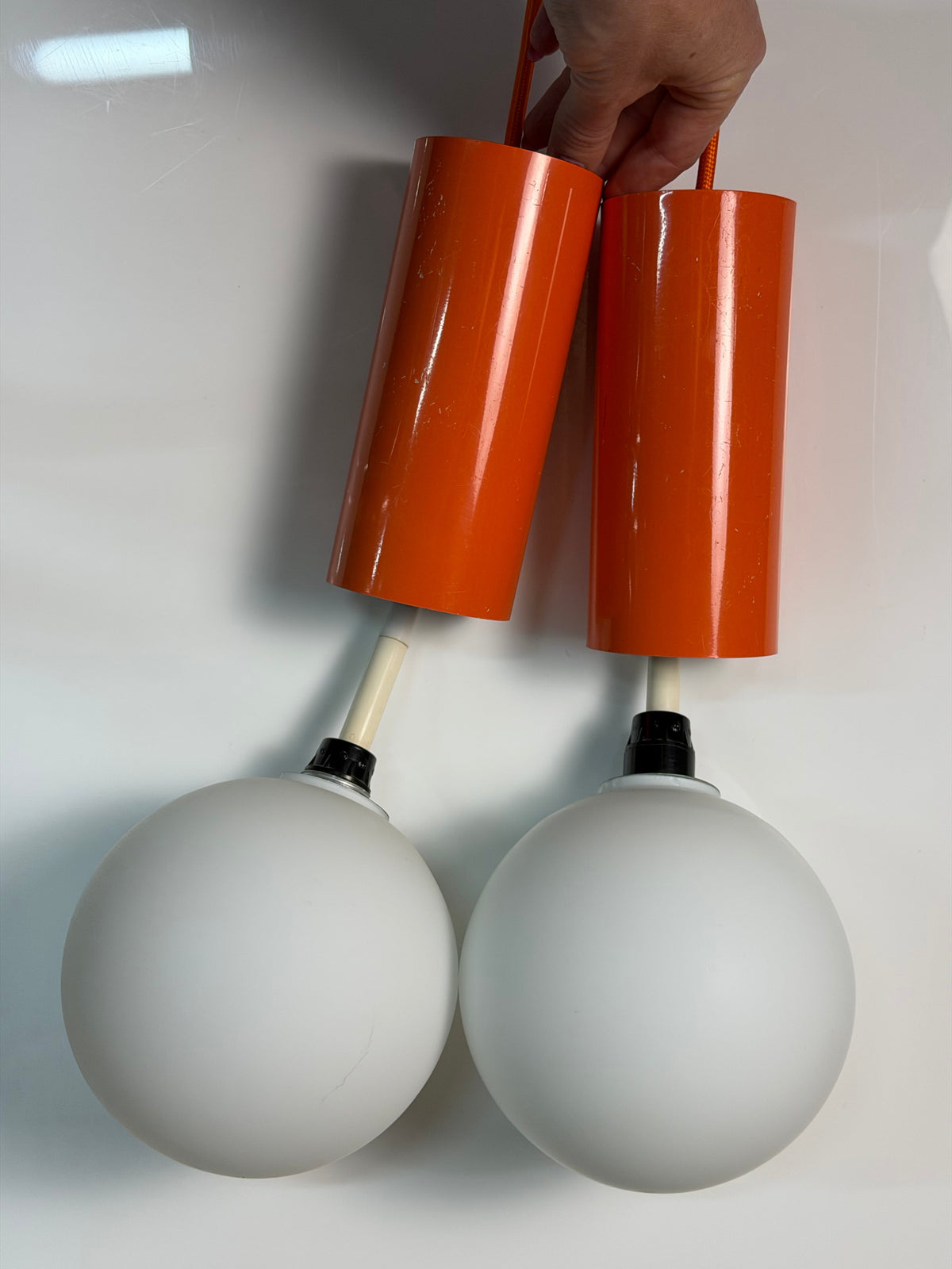 Set: 2x Hängelampe orange mit Opalglas Globus
