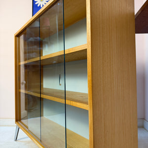 Vitrine Esche mit hellblauer Rückwand & neuen Chromfüßen von Hellerau