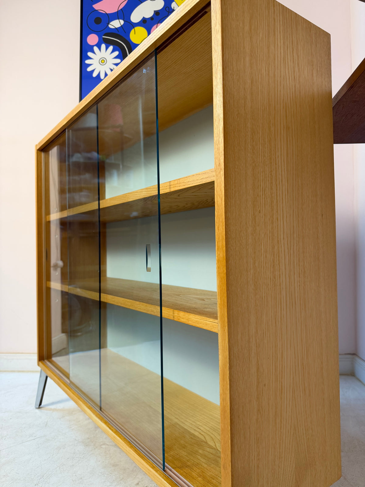 Vitrine Esche mit hellblauer Rückwand & neuen Chromfüßen von Hellerau