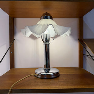 Tischlampe mit gewelltem Glasschirm & Chrom