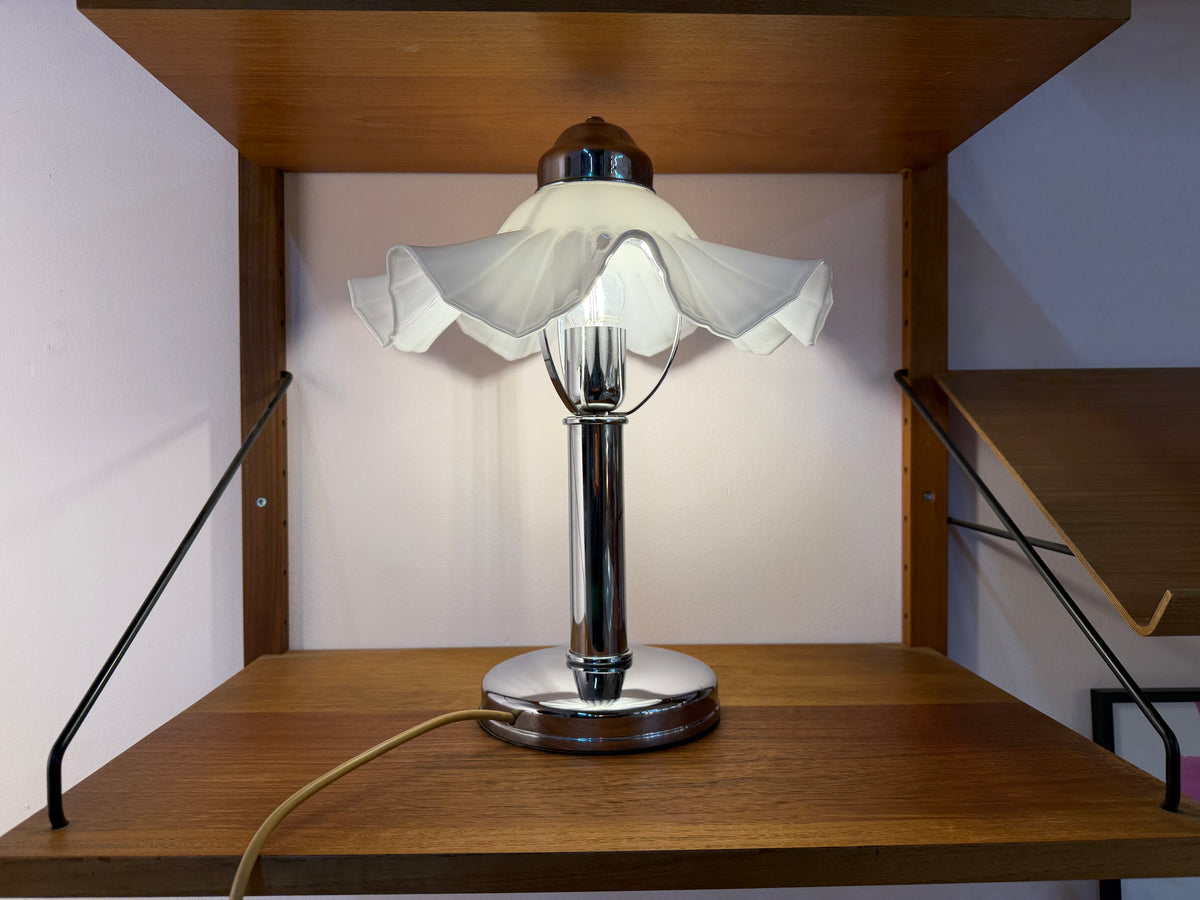 Tischlampe mit gewelltem Glasschirm & Chrom
