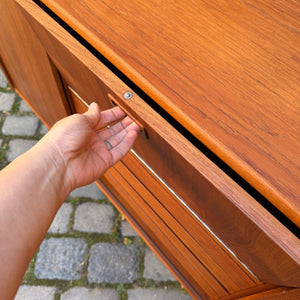 Highboard Teak mit Klappfach & Schiebetüren auf Dänemark