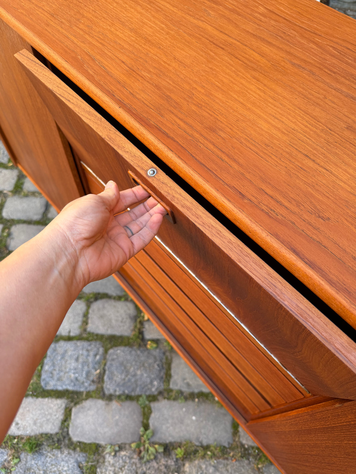 Highboard Teak mit Klappfach & Schiebetüren auf Dänemark