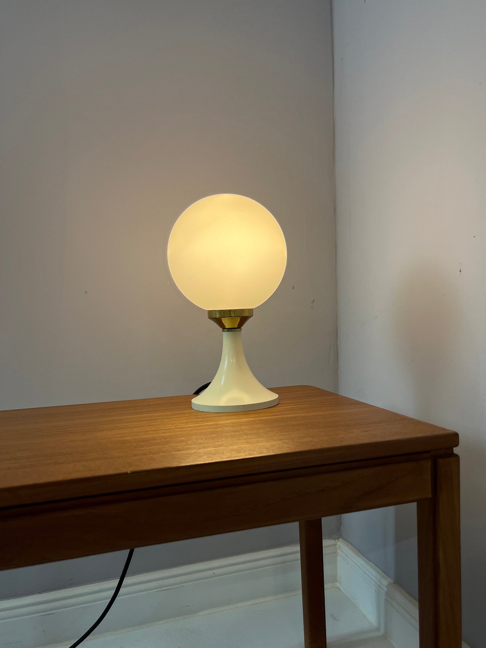 Kugeltischlampe Creme Messing von ETS Moderne Leuchten