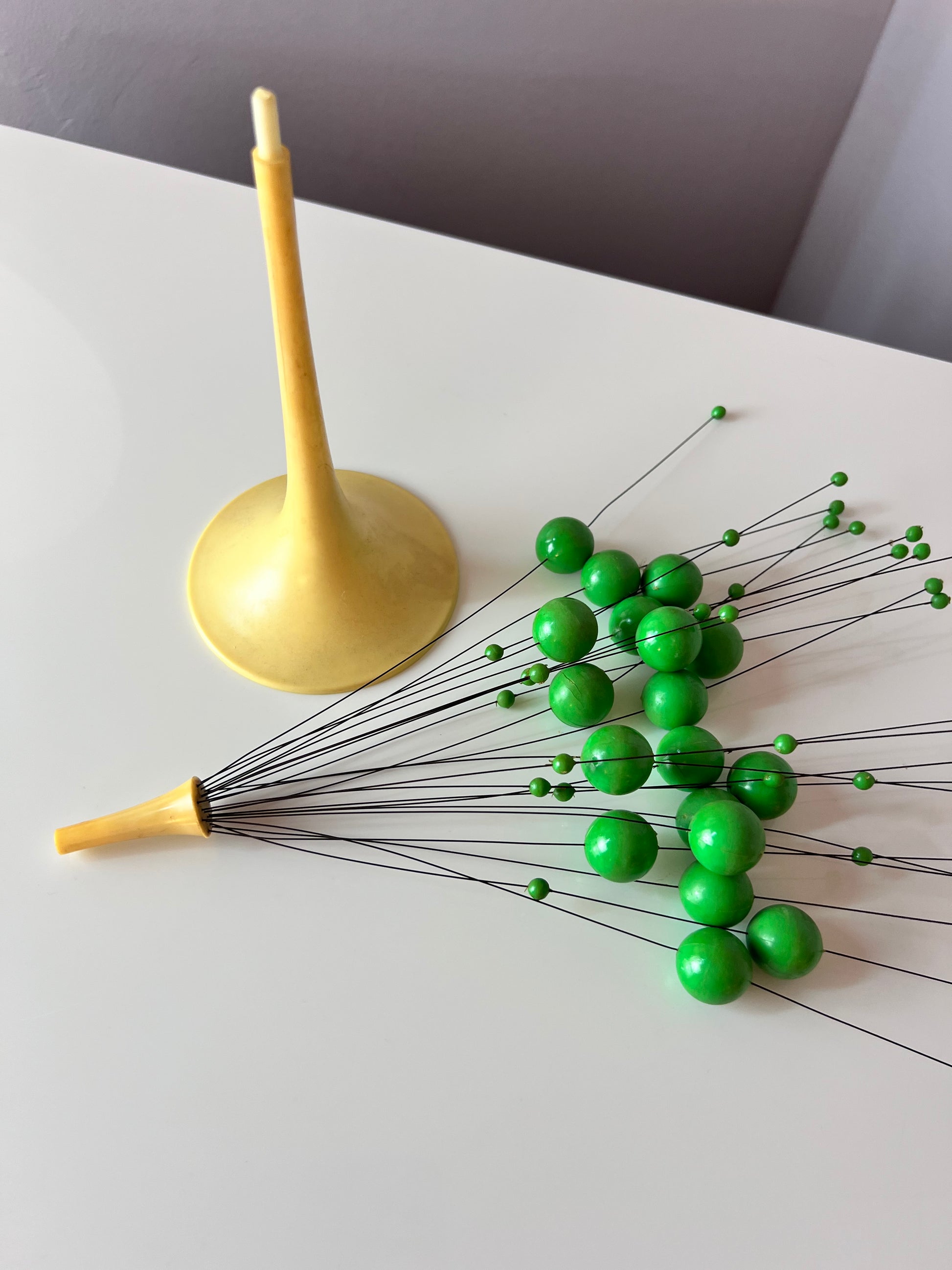 Kinetische Kugelbaum Skulptur Atome creme grün