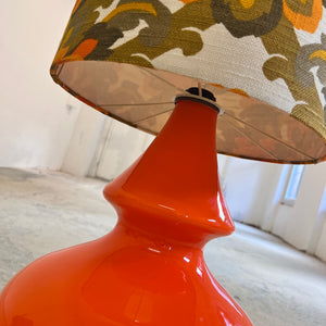 Stehlampe orange mit leuchtendem Glasfuß und 70er Schirm