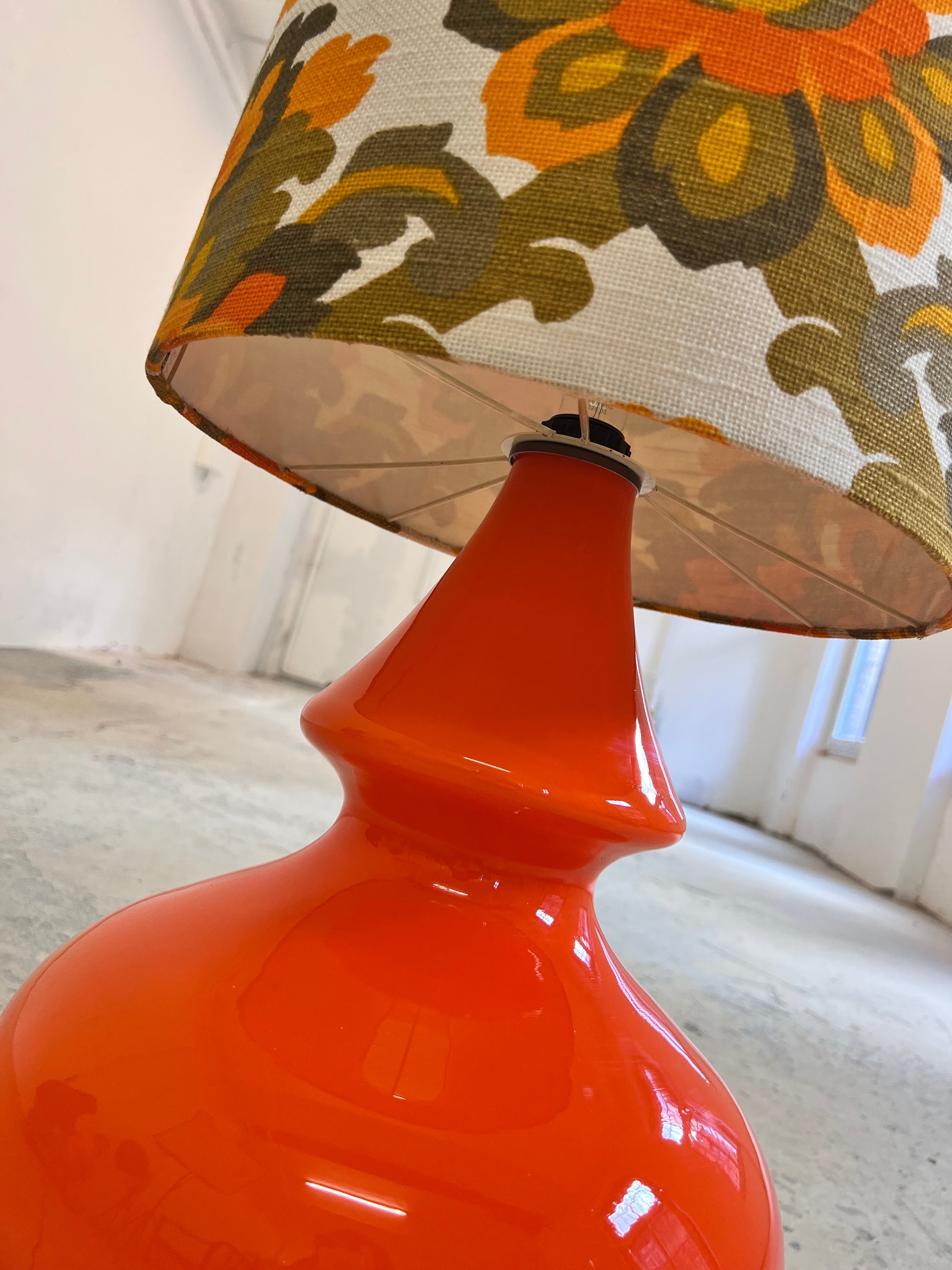 Stehlampe orange mit leuchtendem Glasfuß und 70er Schirm