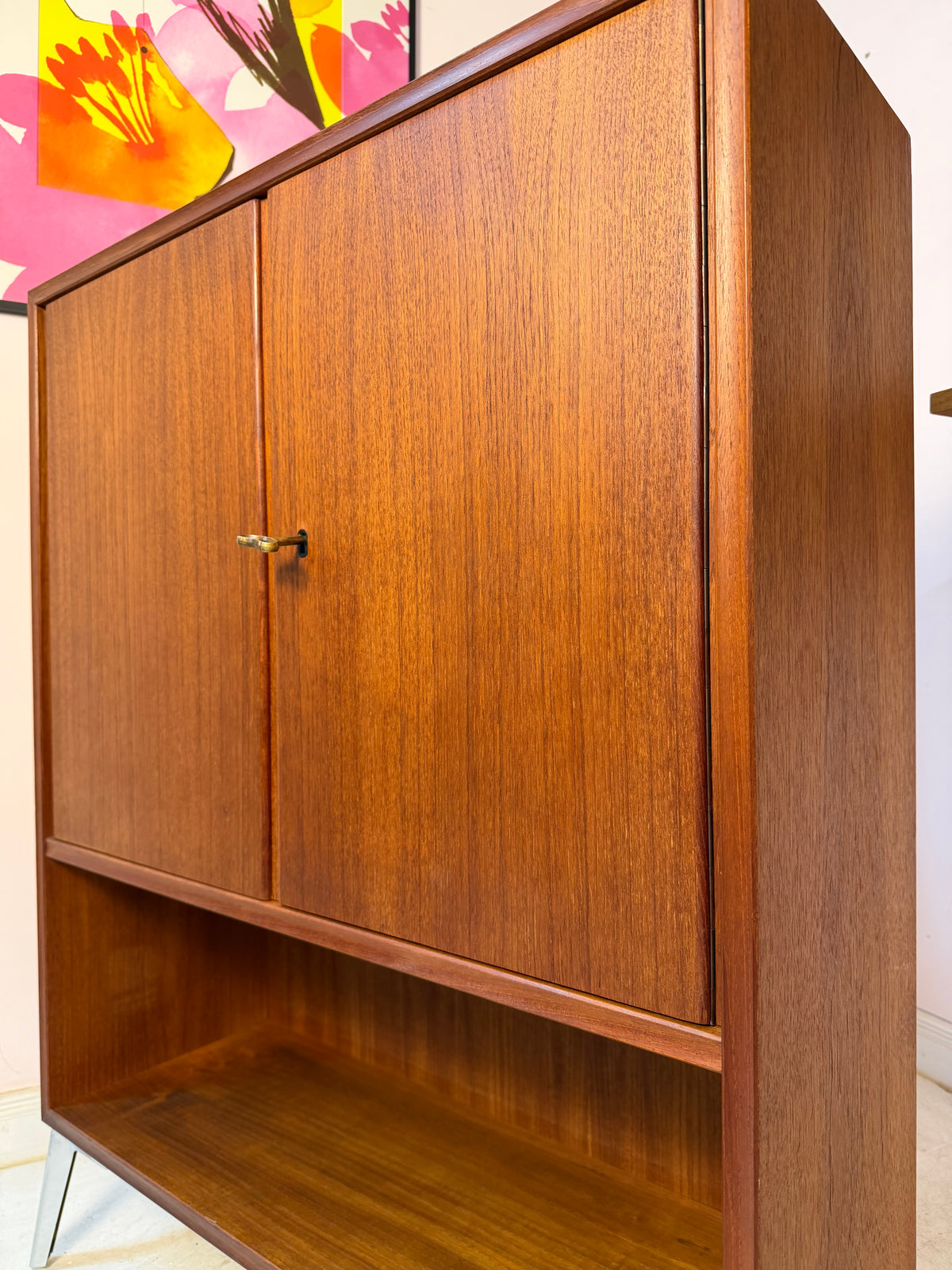 Schrank Teak mit Regalfach, Schloss & neuen Chromfüßen von Heinrich Riestenpatt