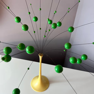 Kinetische Kugelbaum Skulptur Atome creme grün
