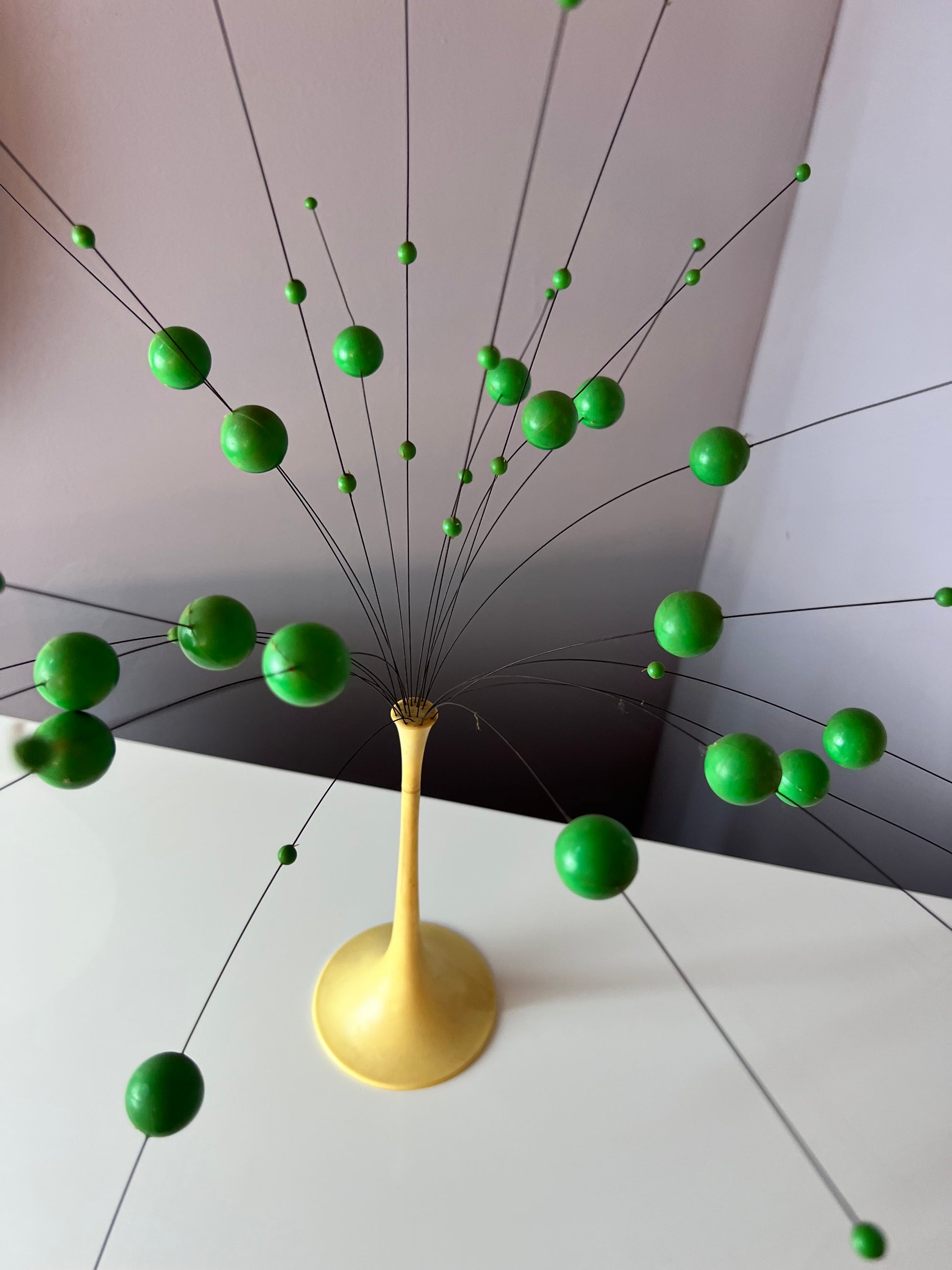 Kinetische Kugelbaum Skulptur Atome creme grün
