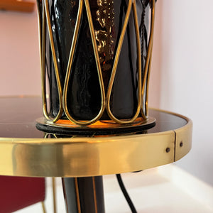Tisch mit Stehlampe