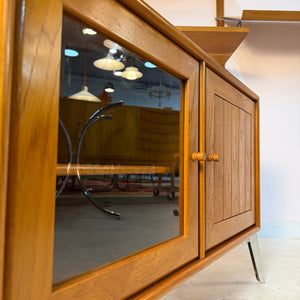 Kleiner Schrank mit Vitrine und Tür rechts von Dyrlund