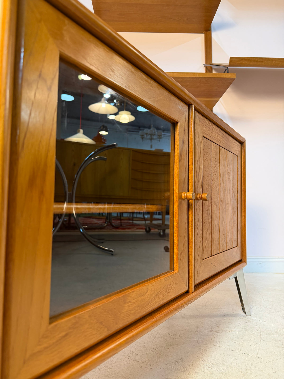 Kleiner Schrank mit Vitrine und Tür rechts von Dyrlund