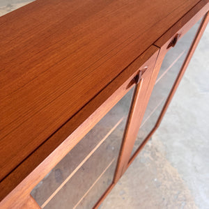 Vitrinenschrank Teak mit neuen Chromfüßen von H.W.Klein für Bramin