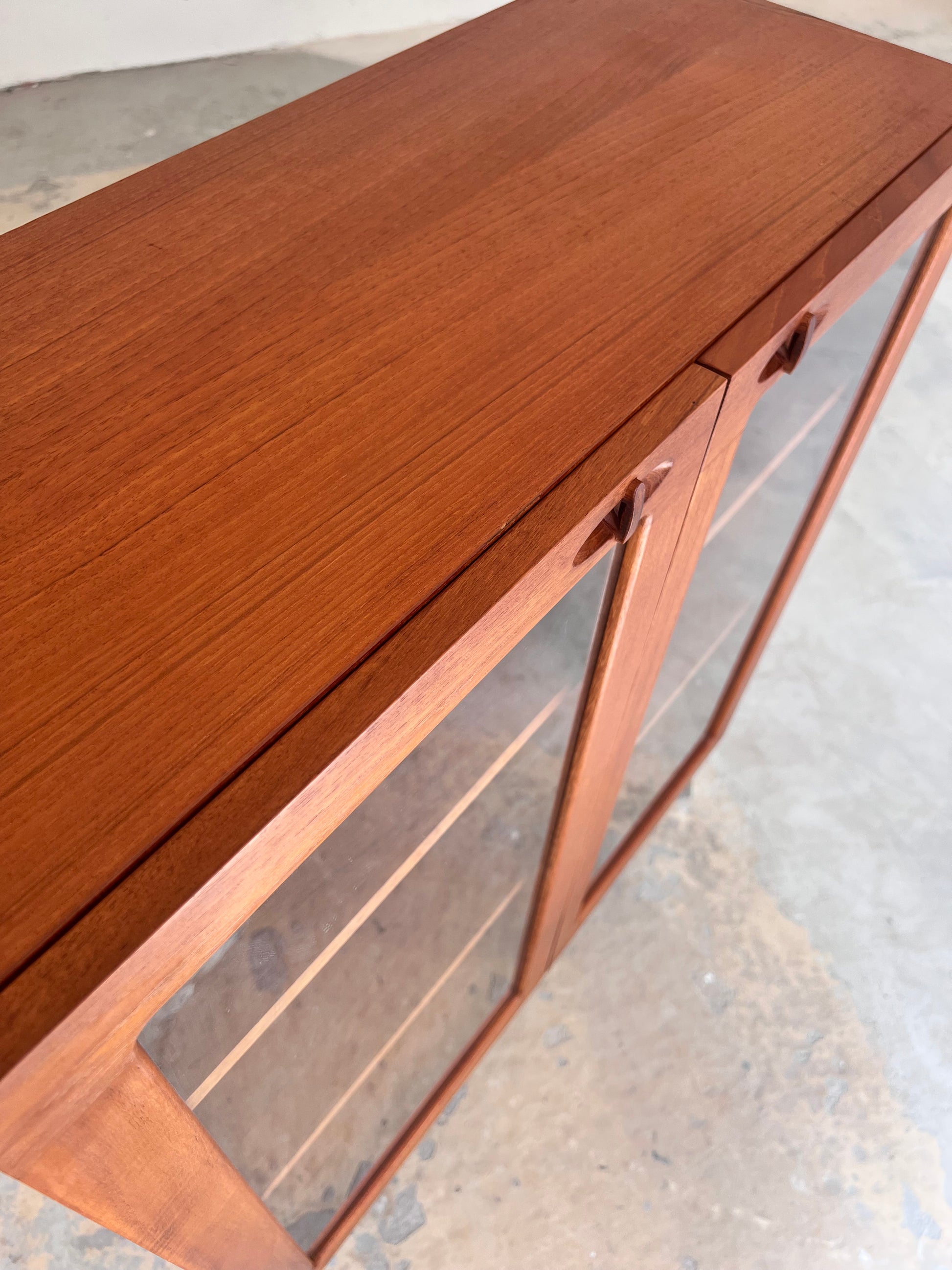 Vitrinenschrank Teak mit neuen Chromfüßen von H.W.Klein für Bramin