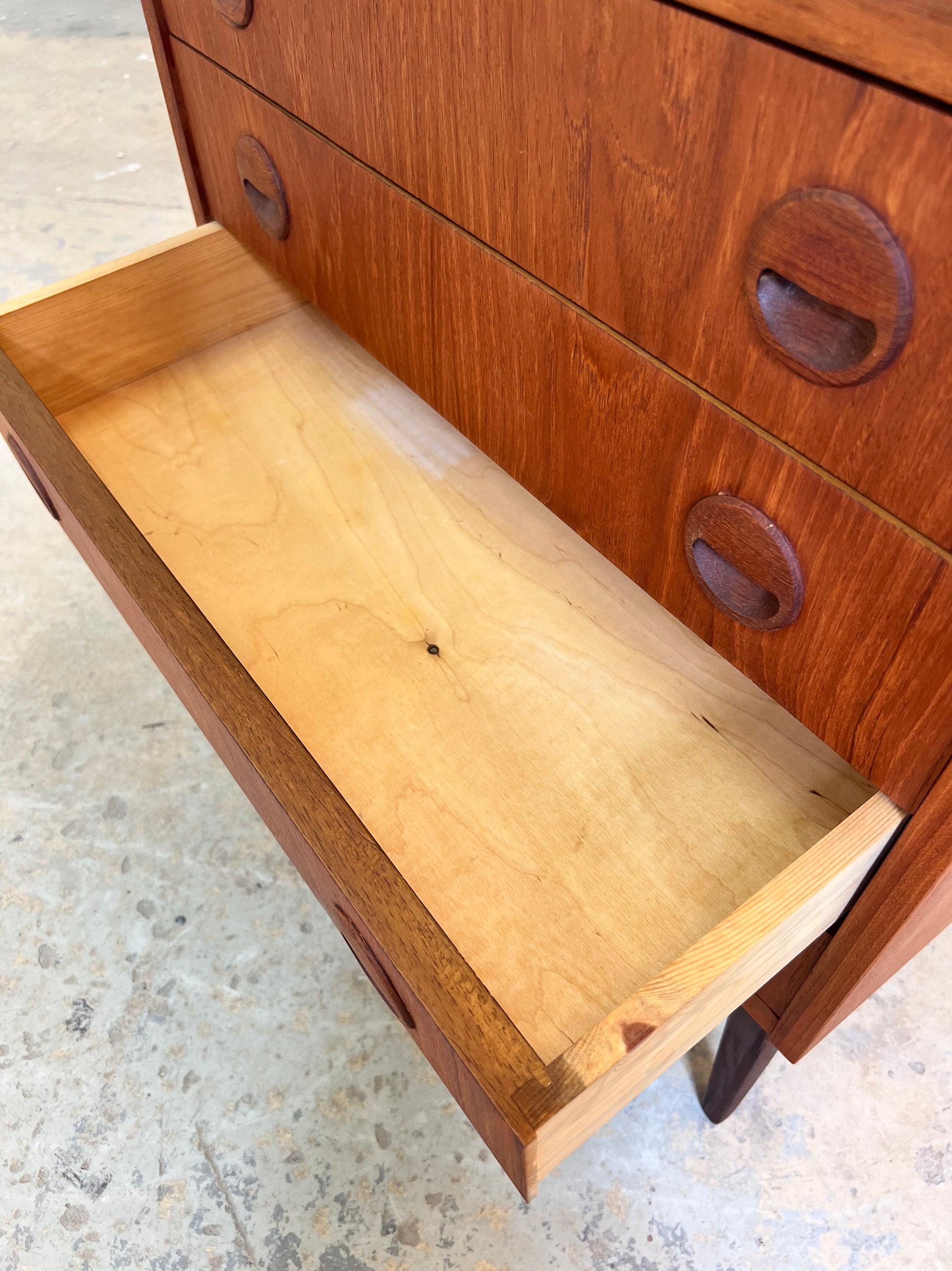 Kommode Teak mit runden Griffmulden aus Dänemark