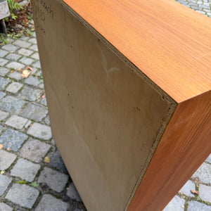 Schrank Teak mit neuen Chromfüßen