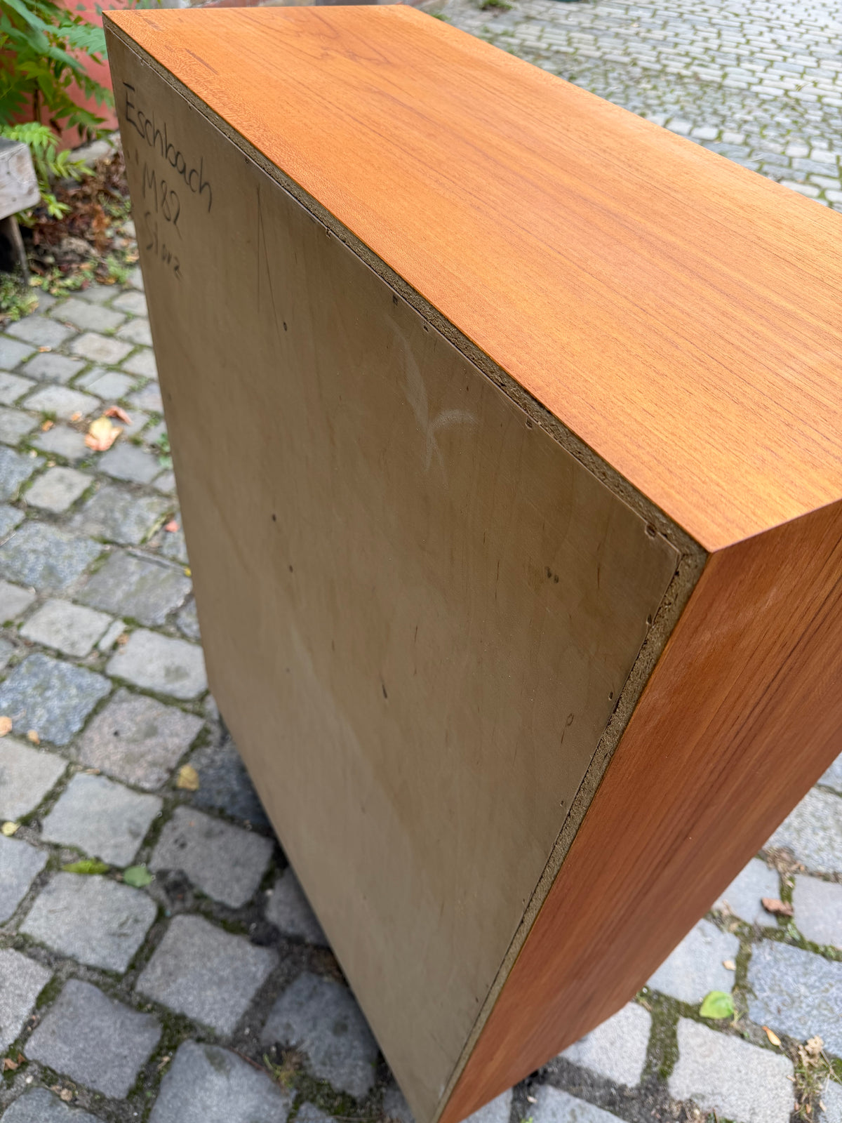 Schrank Teak mit neuen Chromfüßen