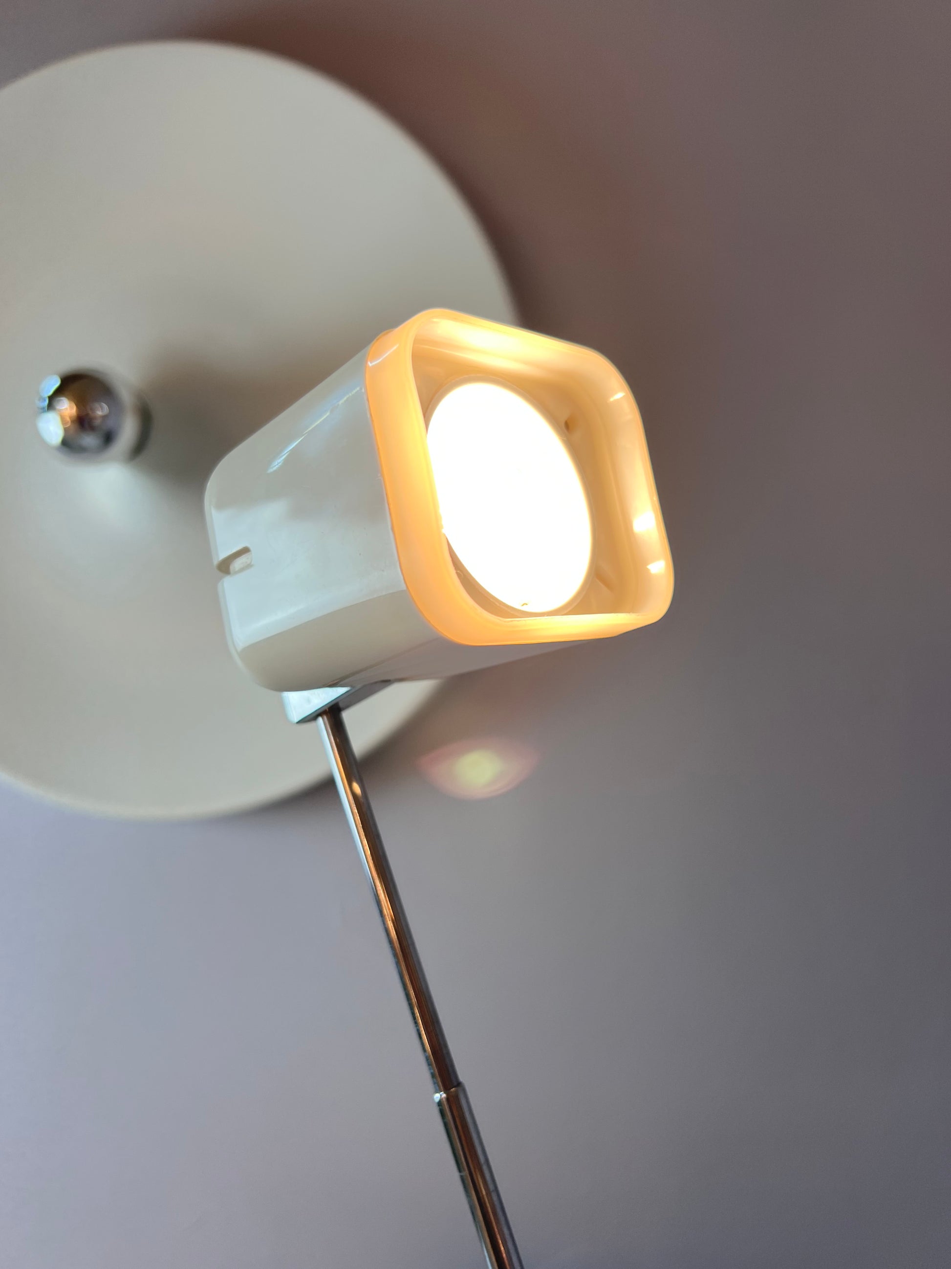Tischlampe Modell 1001 weiß mit Teleskoparm von Karstadt