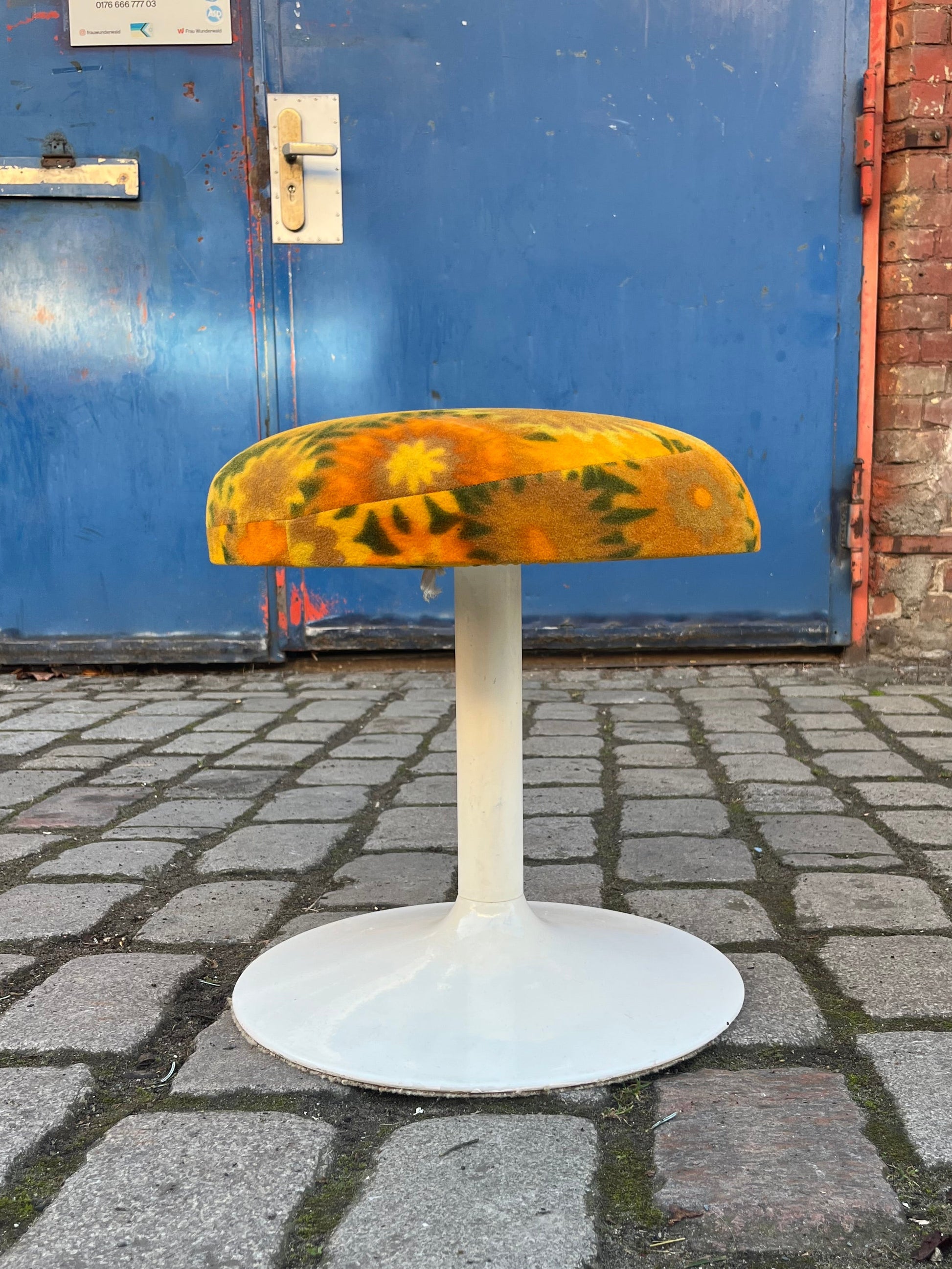 Hocker Flowerpower gelb grün 70er Tulpenfuß