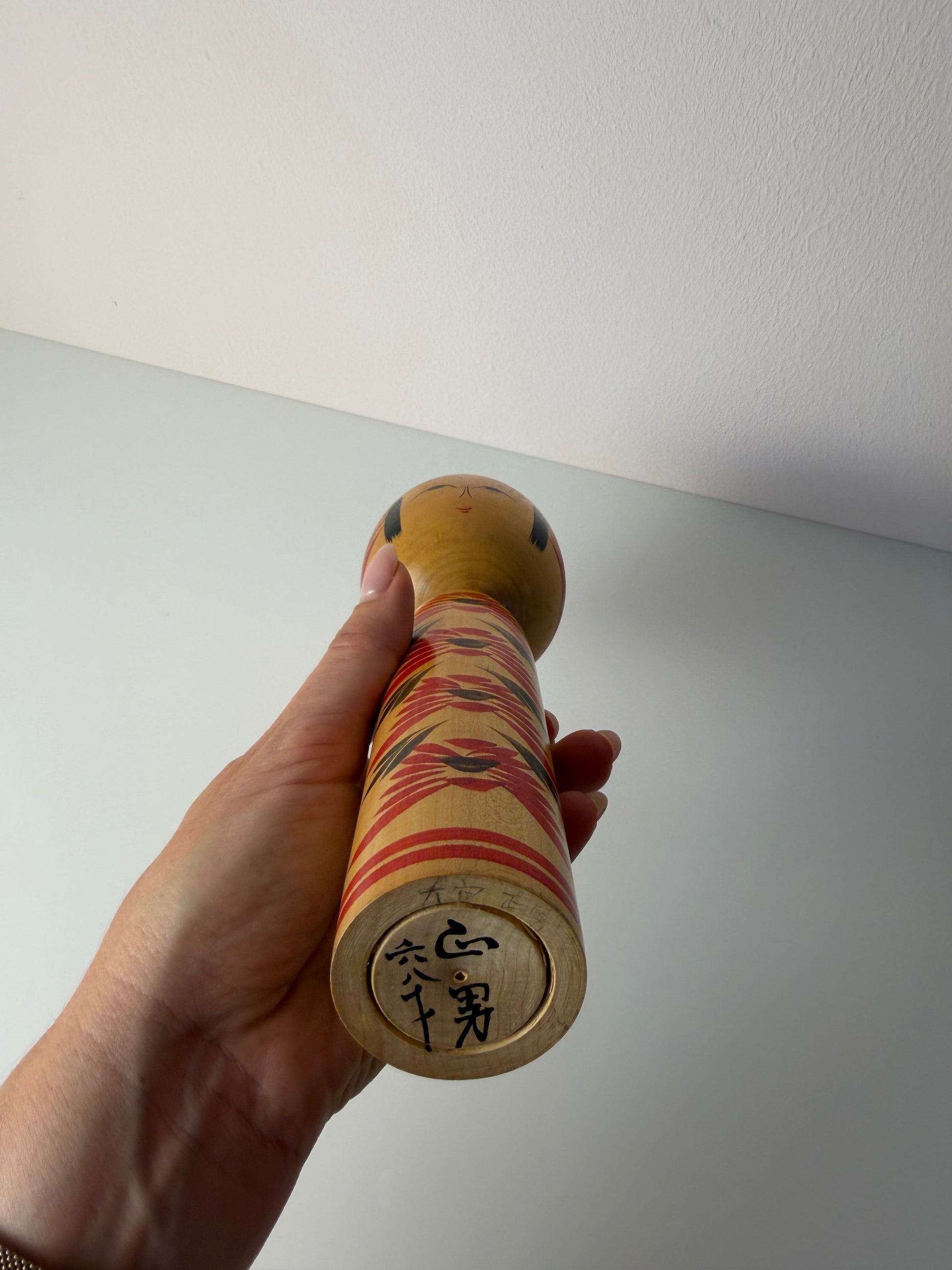 Japanische Kokeshi Holzfigur handbemalt