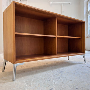 Regal Nussbaum mit neuen Chromfüßen