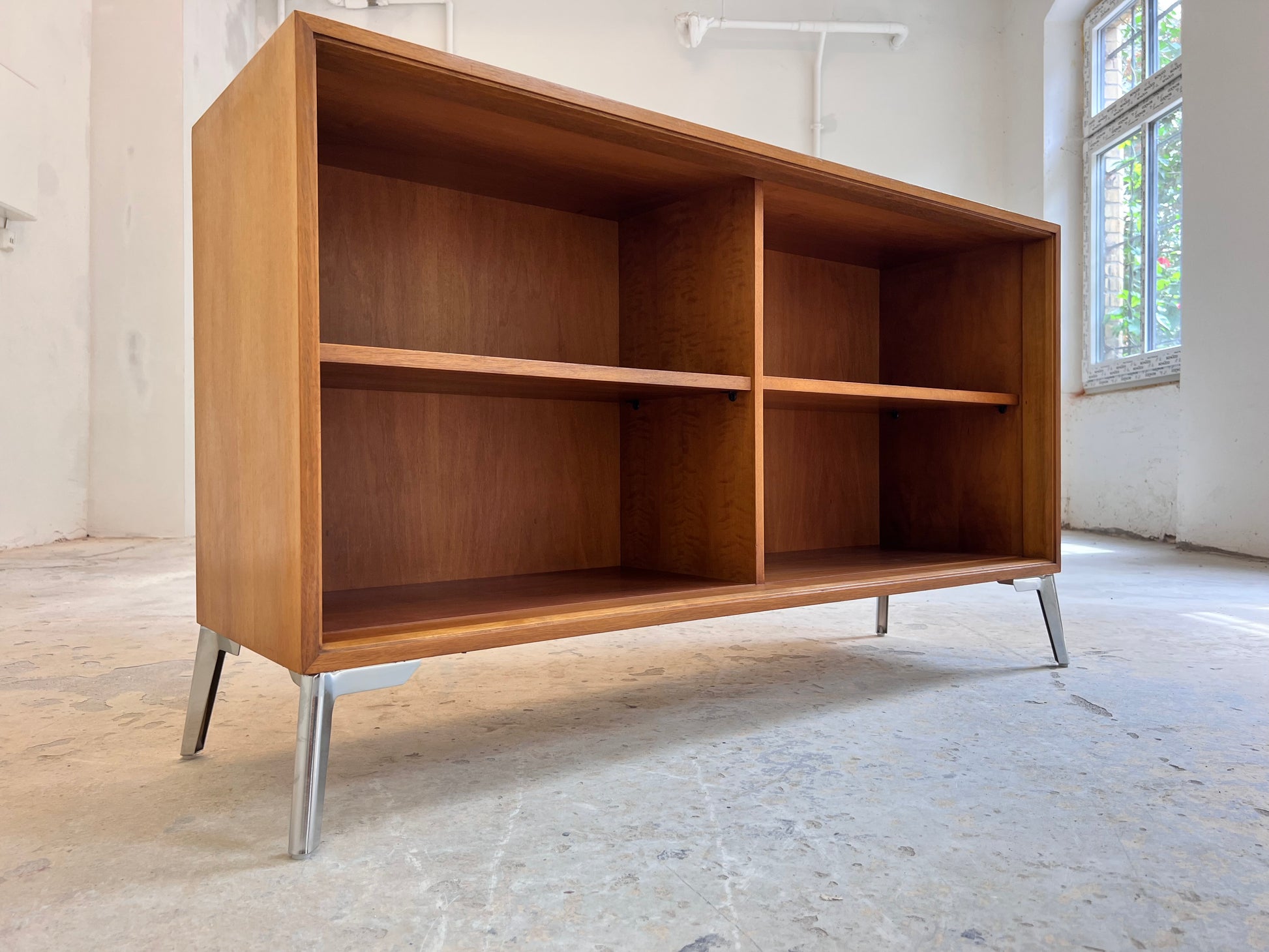 Regal Nussbaum mit neuen Chromfüßen
