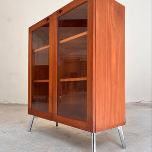 Vitrinenschrank Teak mit neuen Chromfüßen von H.W.Klein für Bramin
