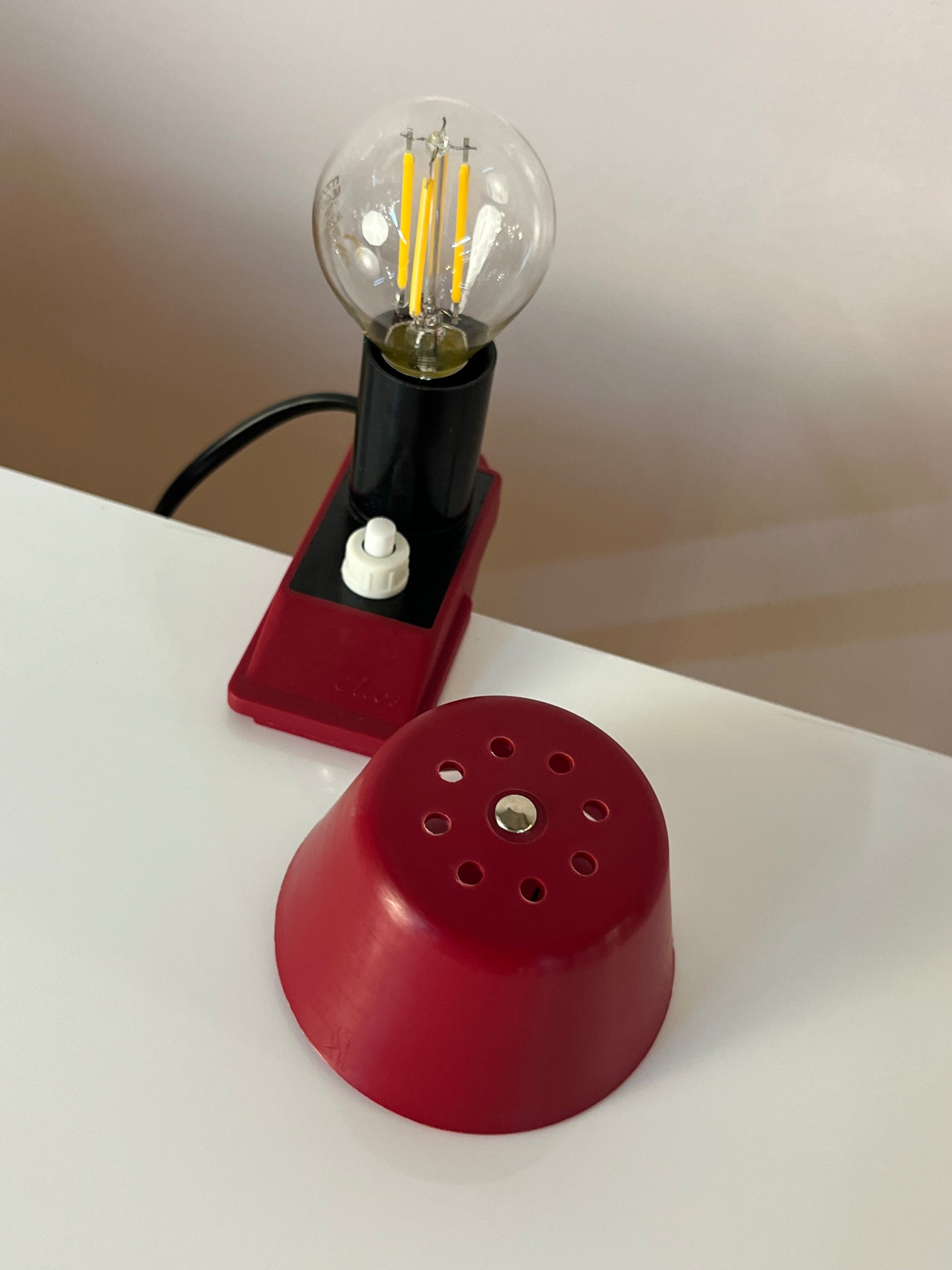 Klemmlampe rot mit Kunststoffschirm & Schalter von Elios