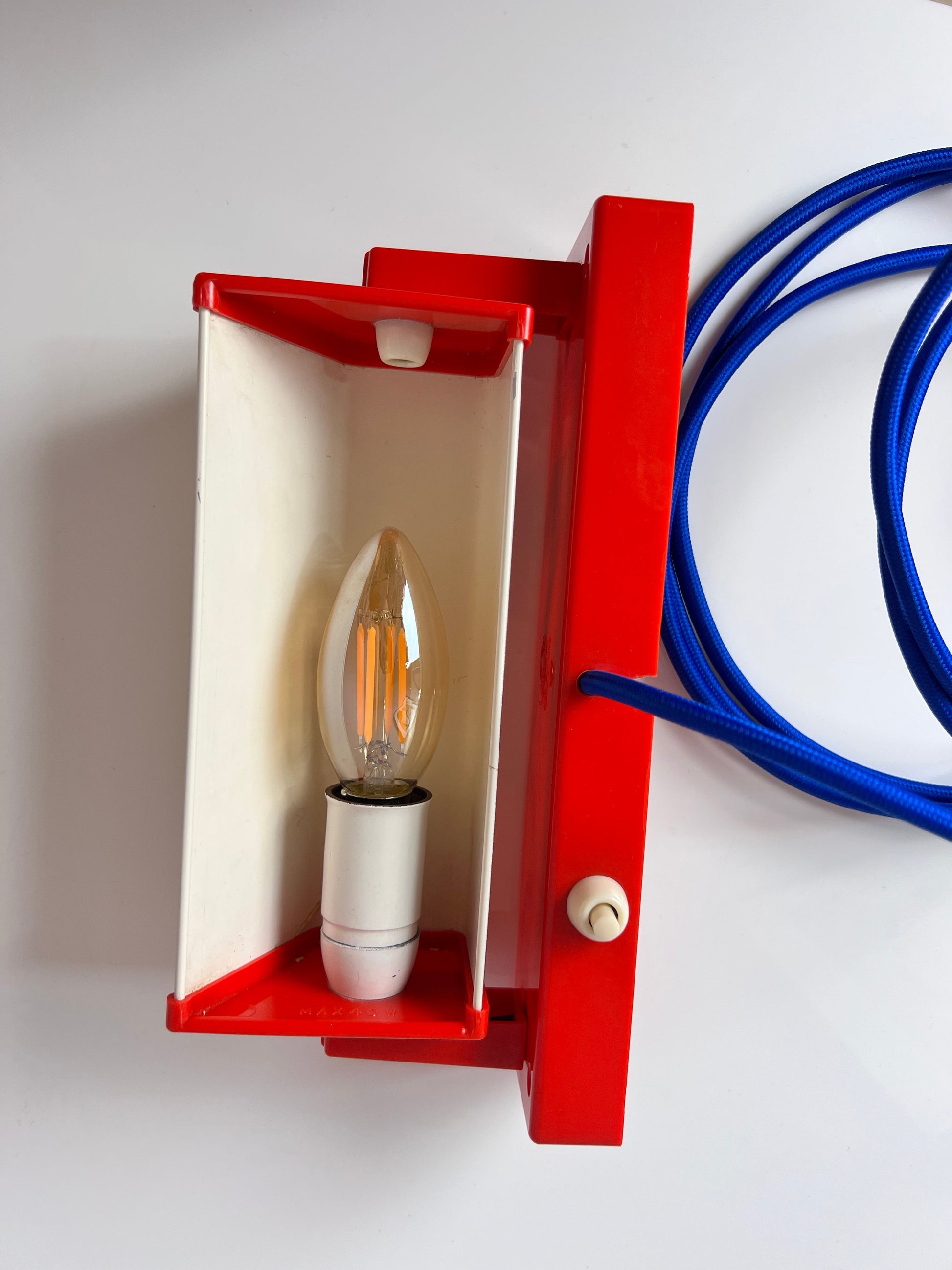 Wandleuchte rot gold von Lyfa Dänemark