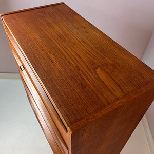 Kommode mit geraden Griffleisten Teak