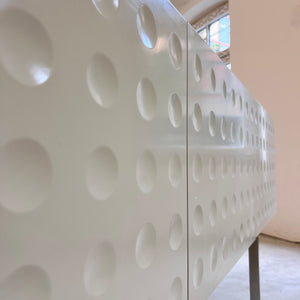 Sideboard weiß mit kreisförmigem Reliefmuster aus Belgien
