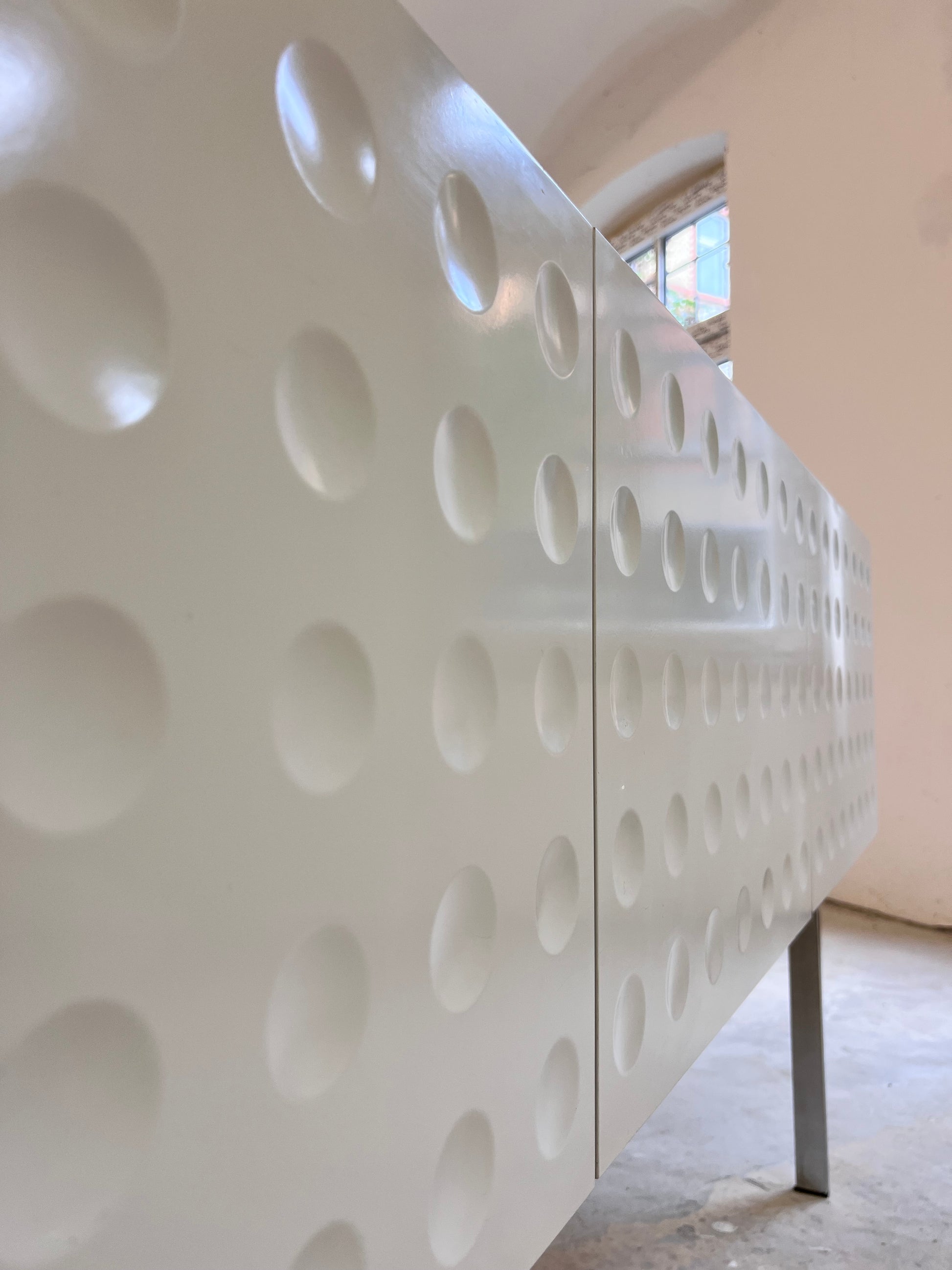 Sideboard weiß mit kreisförmigem Reliefmuster aus Belgien