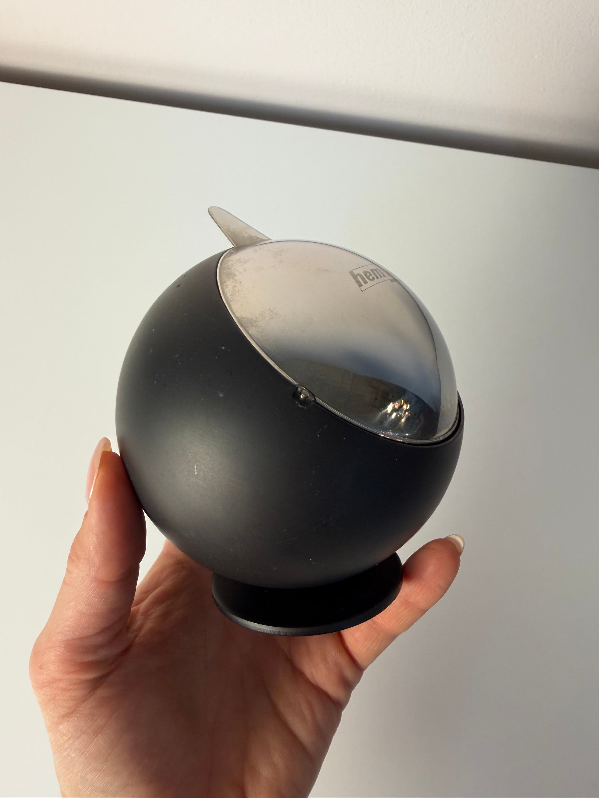 Kugelaschenbecher schwarz Chrom von Quist